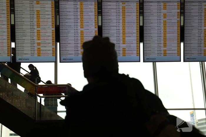 Drukte op Schiphol door vertragende vluchten door winterseweer