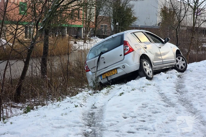 Brandweer en politie ingeschakeld bij voertuig te water