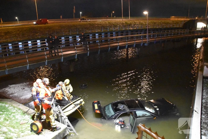 Traumahelikopter ingezet nadat personenauto te water raakt