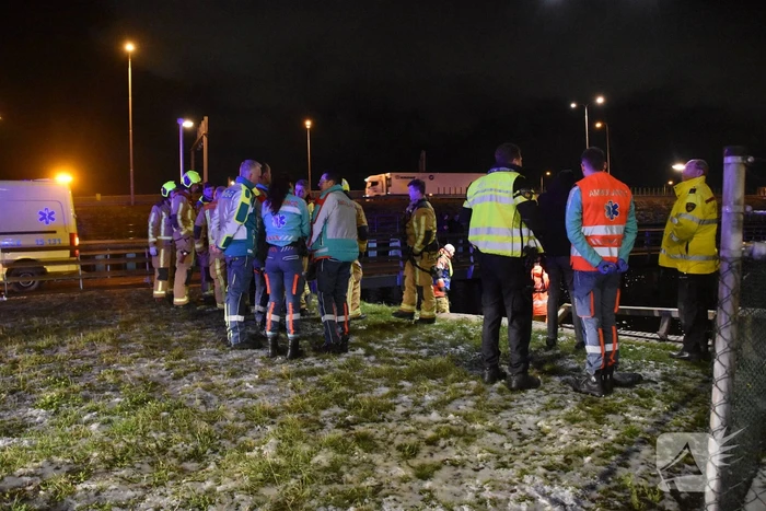 Traumahelikopter ingezet nadat personenauto te water raakt