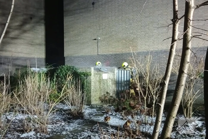 Brandende afvalcontainer geblust