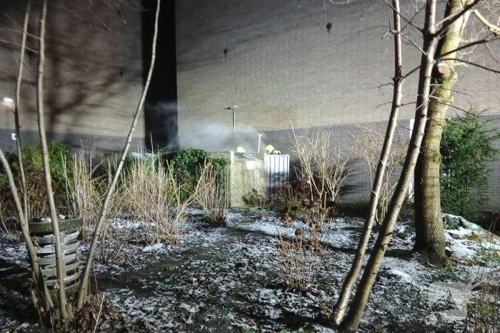 Brandende afvalcontainer geblust