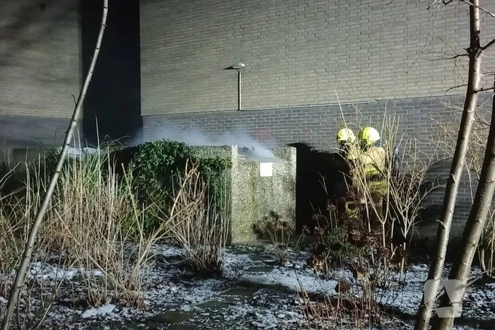 Brandende afvalcontainer geblust