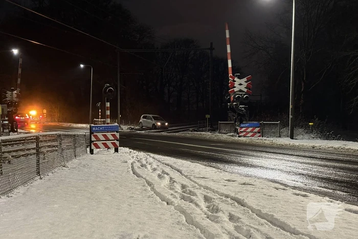 Auto op spoor veroorzaakt treinonderbreking