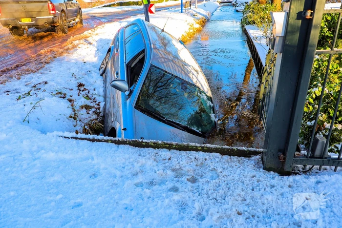 Auto belandt in sloot door gladheid