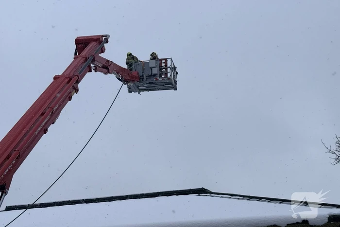 Brandweer verwijdert sneeuw van dak
