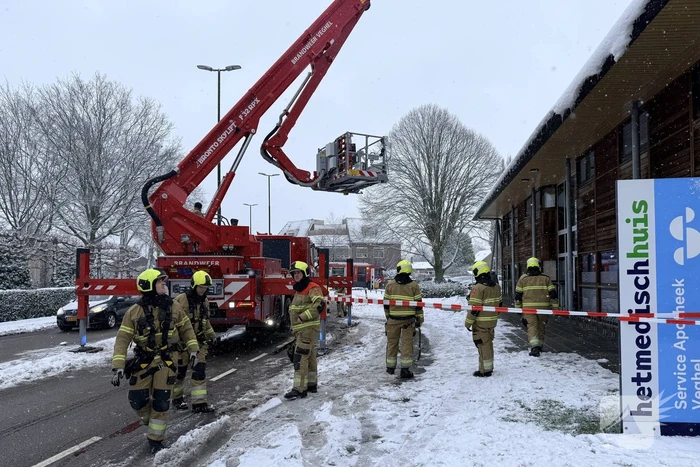 Brandweer verwijdert sneeuw van dak