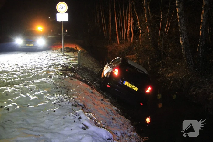 Voertuig te water door gladheid