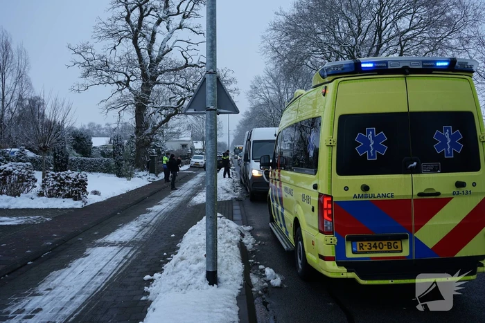 Auto botst op stilstaande bestelbus
