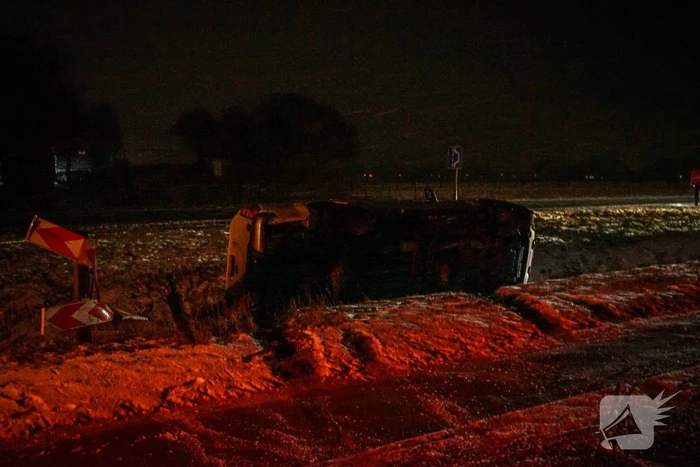 Auto glijdt in sloot door gladheid