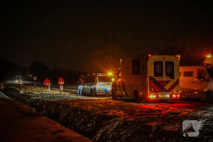 Auto glijdt in sloot door gladheid