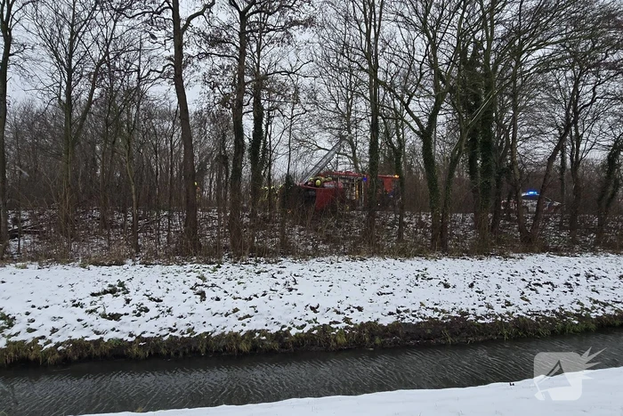 Auto komt op zijkant terecht door gladheid