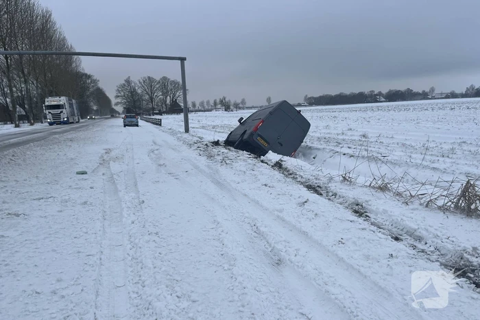 Voertuig belandt in sloot door gladheid