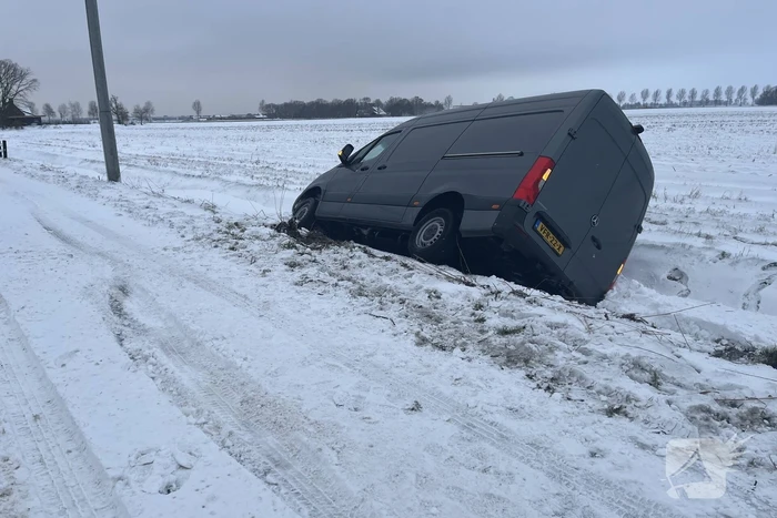 Voertuig belandt in sloot door gladheid
