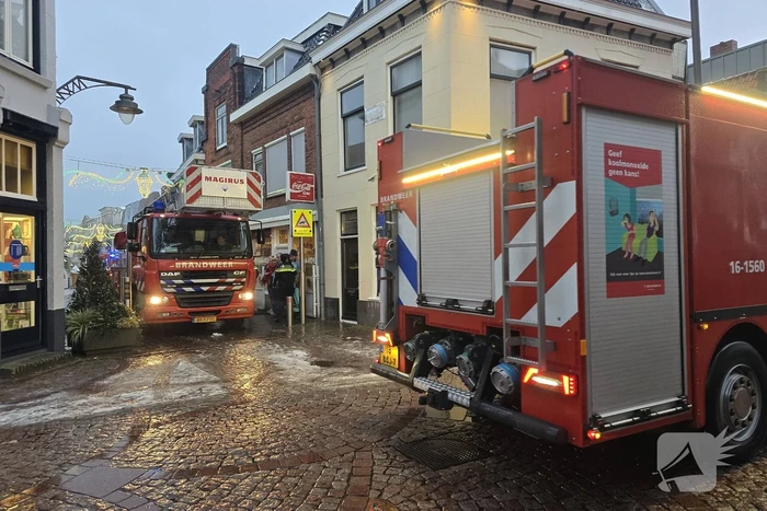 Middelbrand in snackbar zorgt voor rookpluimen