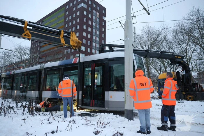 Tram ontspoort door hevige sneeuwval