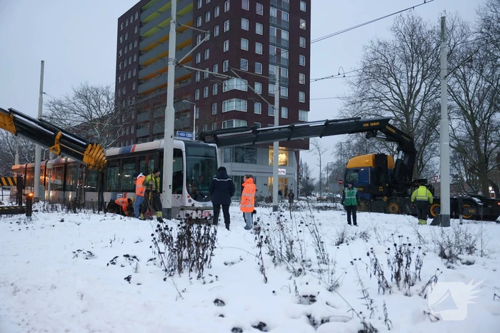 Tram ontspoort door hevige sneeuwval
