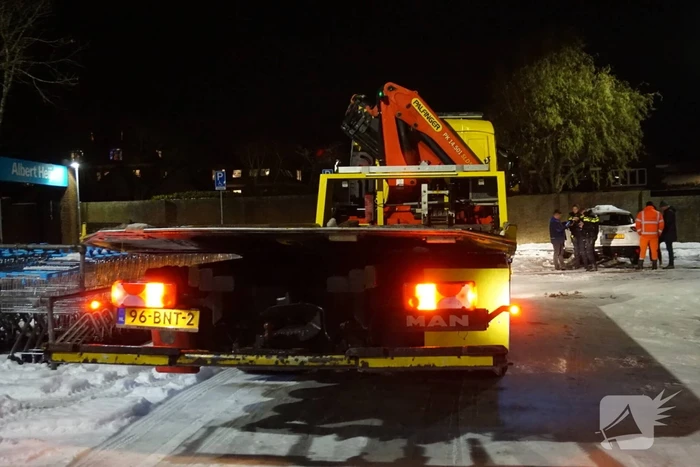 Vrachtwagen rijdt ruit van auto eruit
