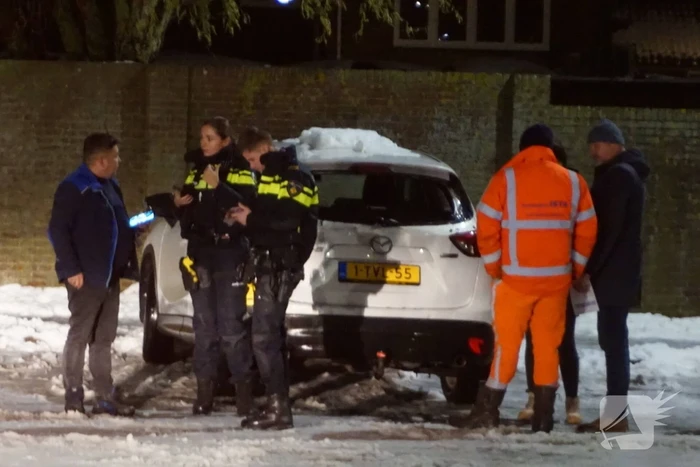 Vrachtwagen rijdt ruit van auto eruit