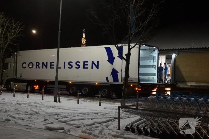 Vrachtwagen rijdt ruit van auto eruit