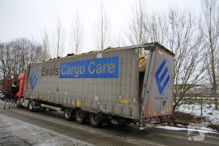 Vrachtwagen botst tegen spoorviaduct
