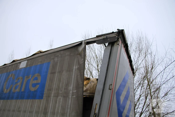 Vrachtwagen botst tegen spoorviaduct