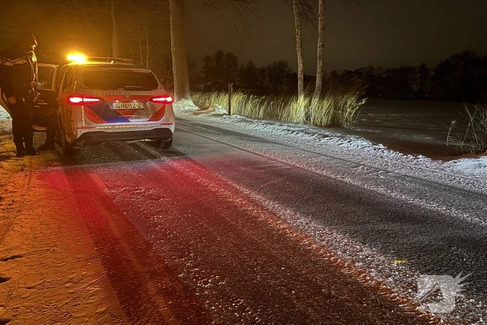 Auto belandt in sloot door gladheid