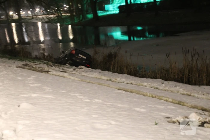 Auto belandt in sloot na gladheid