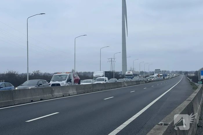 Flinke file door storing bij brug