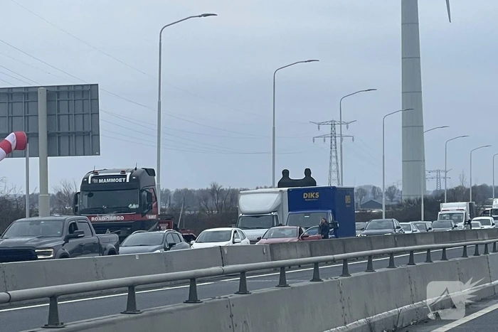 Flinke file door storing bij brug