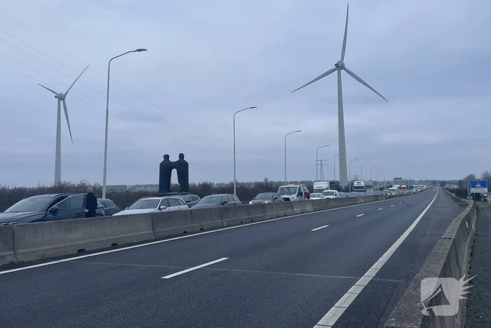 Flinke file door storing bij brug
