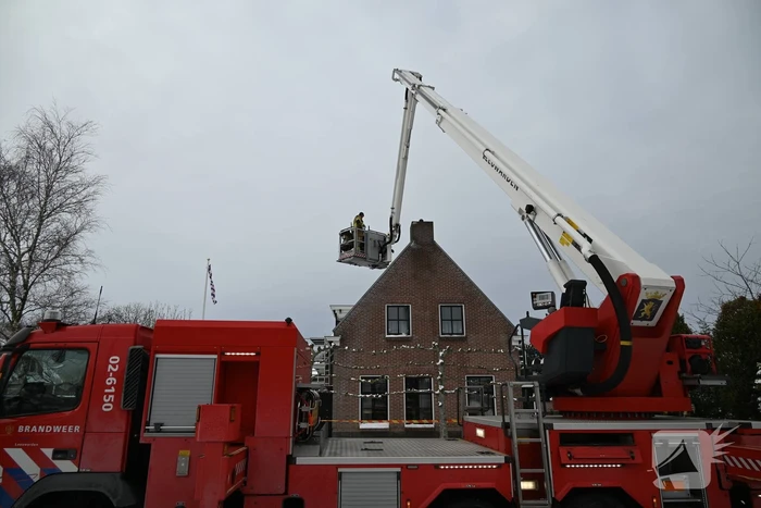 Schoorsteenbrand slaat over naar dak
