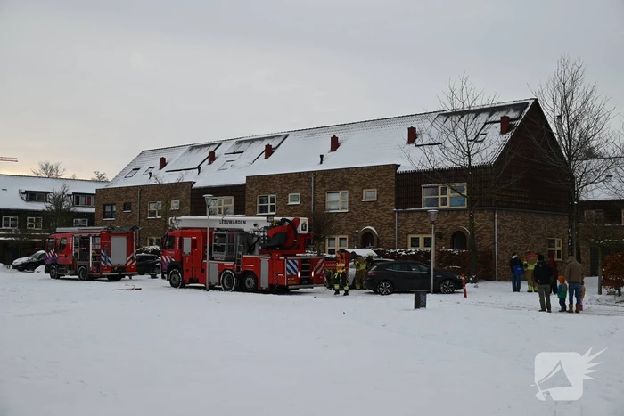 Brandweer controleert schoorsteen van houtkachel