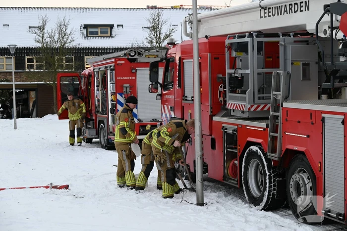 Brandweer controleert schoorsteen van houtkachel