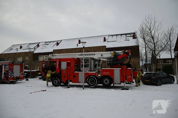 Brandweer controleert schoorsteen van houtkachel