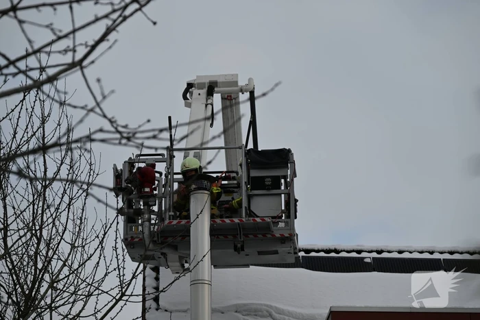 Brandweer controleert schoorsteen van houtkachel