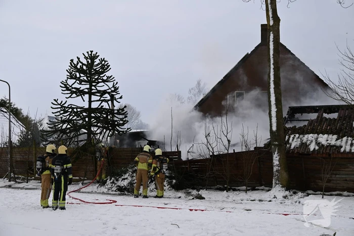 Brandweer redt dieren uit woning en voorkomt overslag