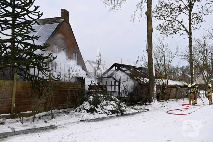 Brandweer redt dieren uit woning en voorkomt overslag