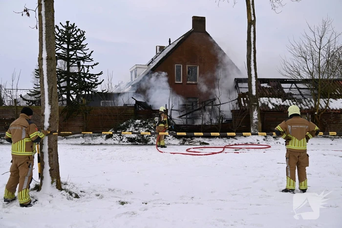 Brandweer redt dieren uit woning en voorkomt overslag