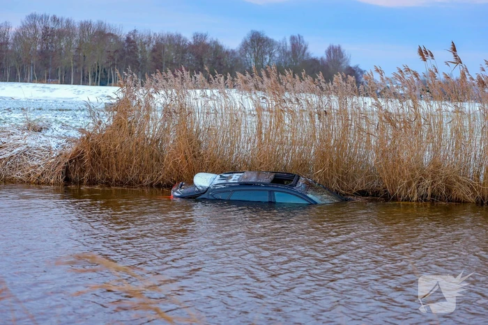 Inzittenden verlaten te water geraakt voertuig via schuifdak