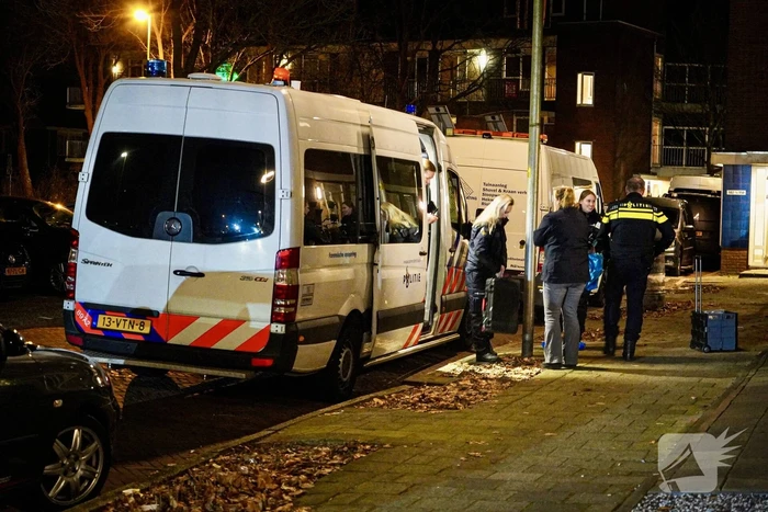Vrouw overleden aangetroffen, man aangehouden