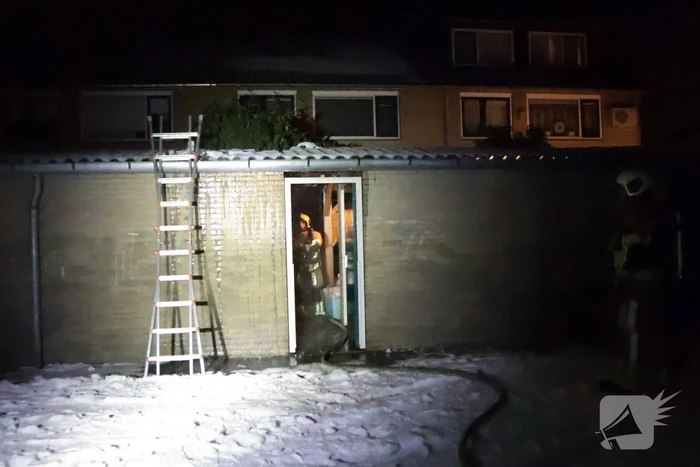 Brand door vuurpijl in achtertuin