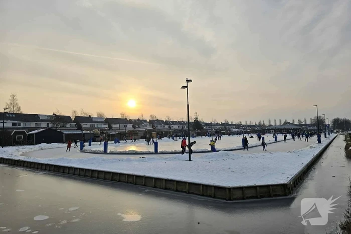 Eerste schaatsers genieten van winterse sfeer