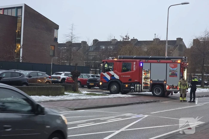 Bus in brand op parkeerterrein van school