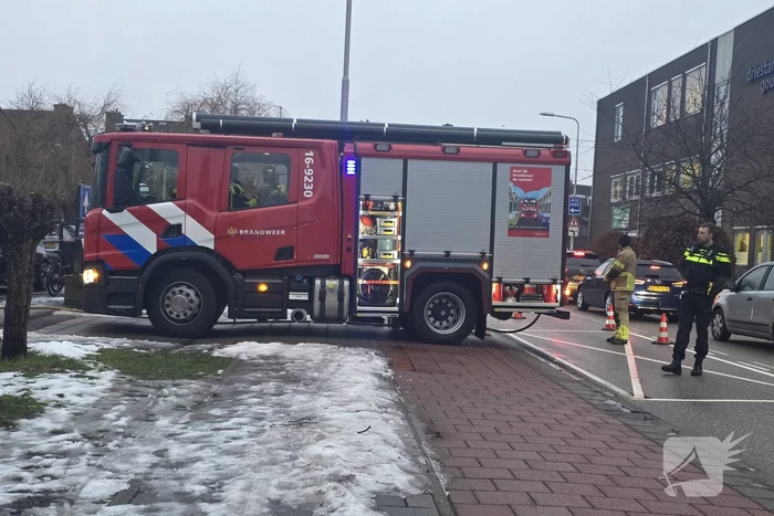 Bus in brand op parkeerterrein van school