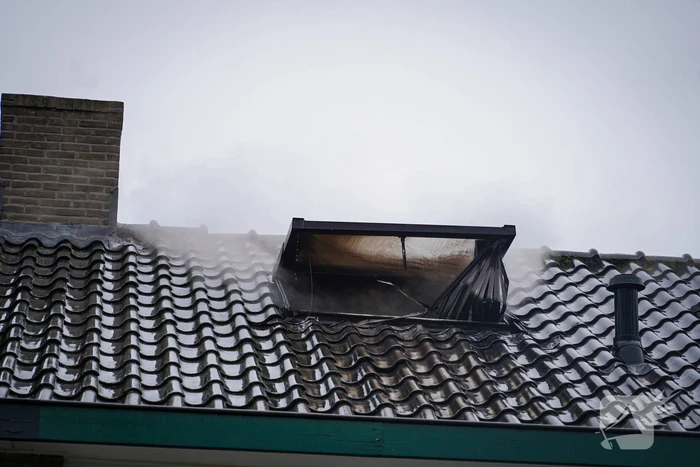Bewoners niet thuis tijdens zolderbrand, twee katten gered