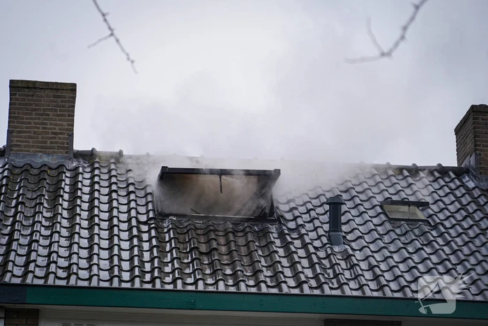 Bewoners niet thuis tijdens zolderbrand, twee katten gered