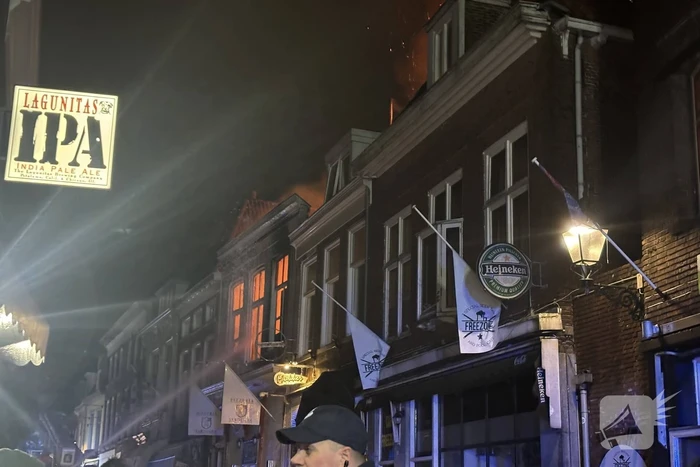 Grote brand in woning leidt tot massale brandweerinzet
