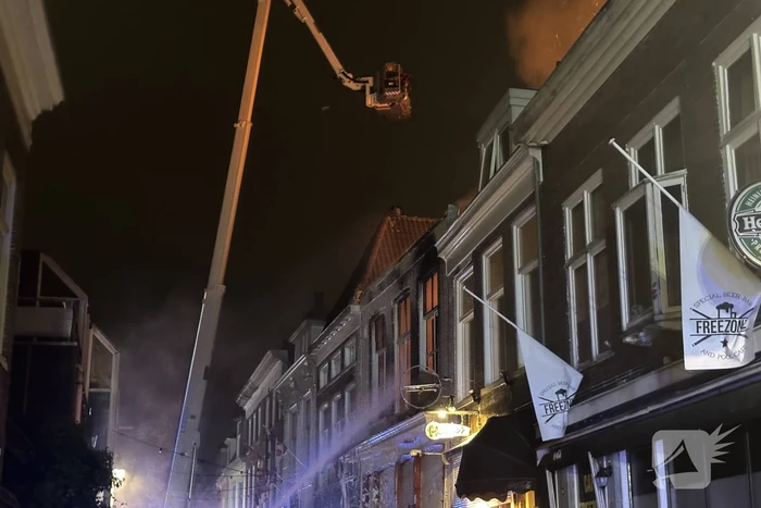 Grote brand in woning leidt tot massale brandweerinzet