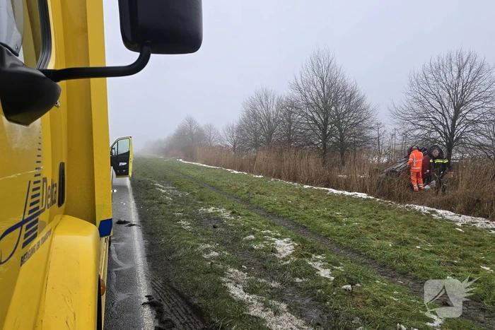 Automobilist raakt van de weg en komt op de kop tot stilstand